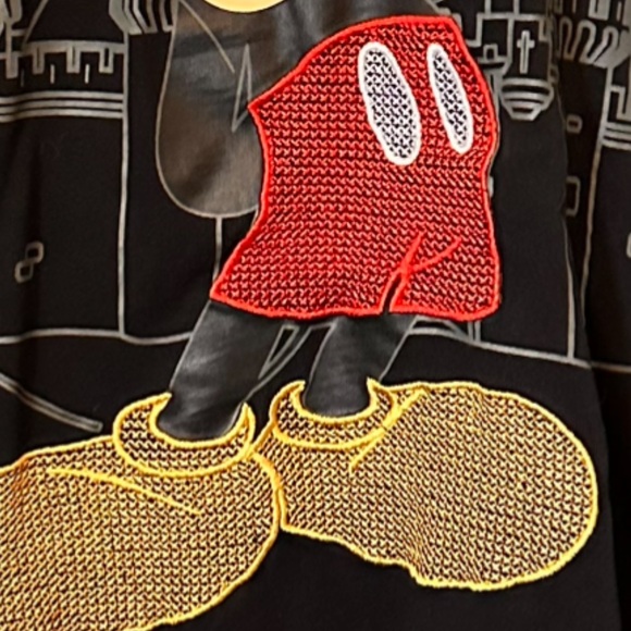 Disneyland Hong Kong tee shirt - Picture 1 of 7